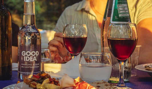 Ett skånskt middagsbord med bland annat en flaska good idea sparkling blåbär