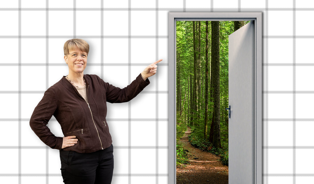 Dr. Elin Östman står vid en öppen dörr som leder ut i skogen. Hon är på väg att ta ett skogsbad