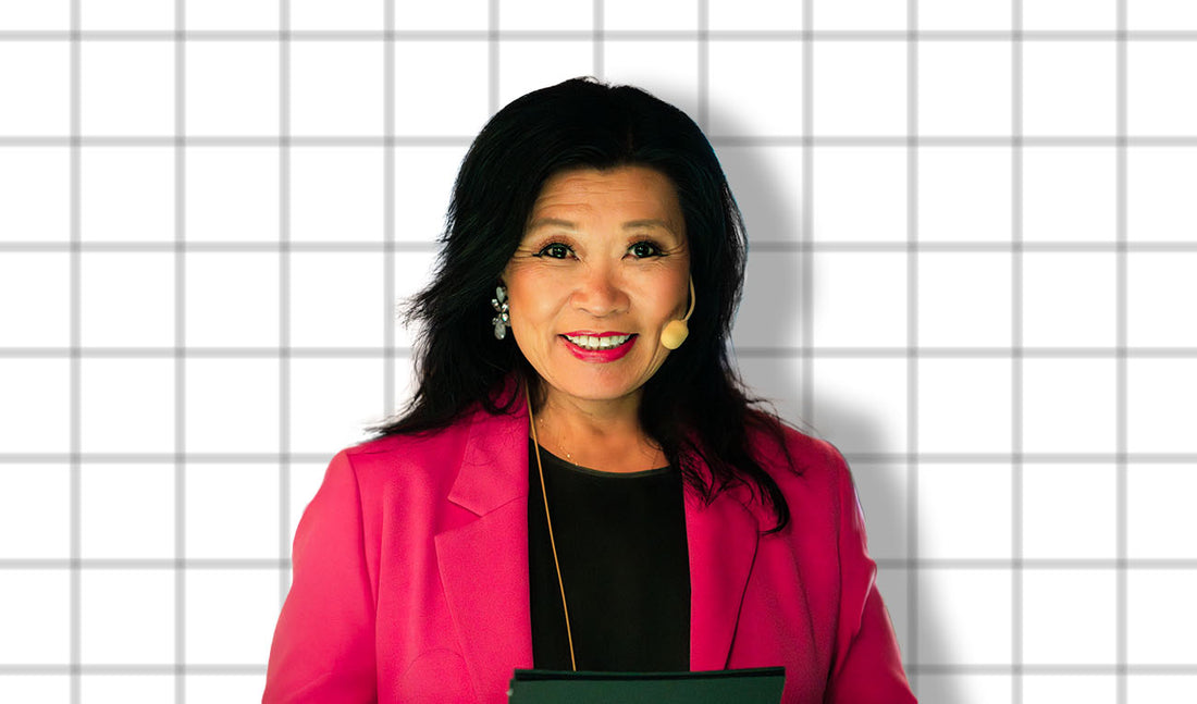 Ewa Meurk står framför rutig bakgrund