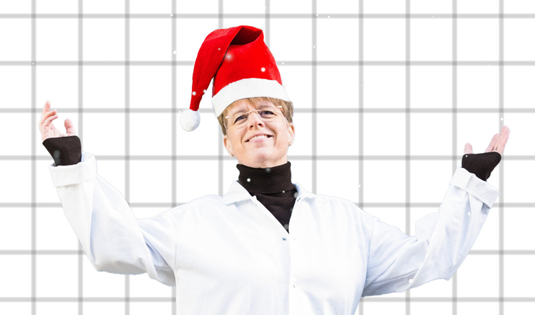 Dr. Elin Östman står i en tomteluva i snön