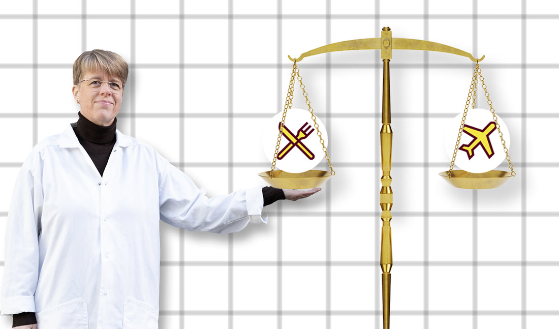 Doktor Elin Östman står vid en våg som visar att klimatutsläppen från flygtrafik kan jämföras med klimatutsläppen från livsmedel med snabba kolhydrater