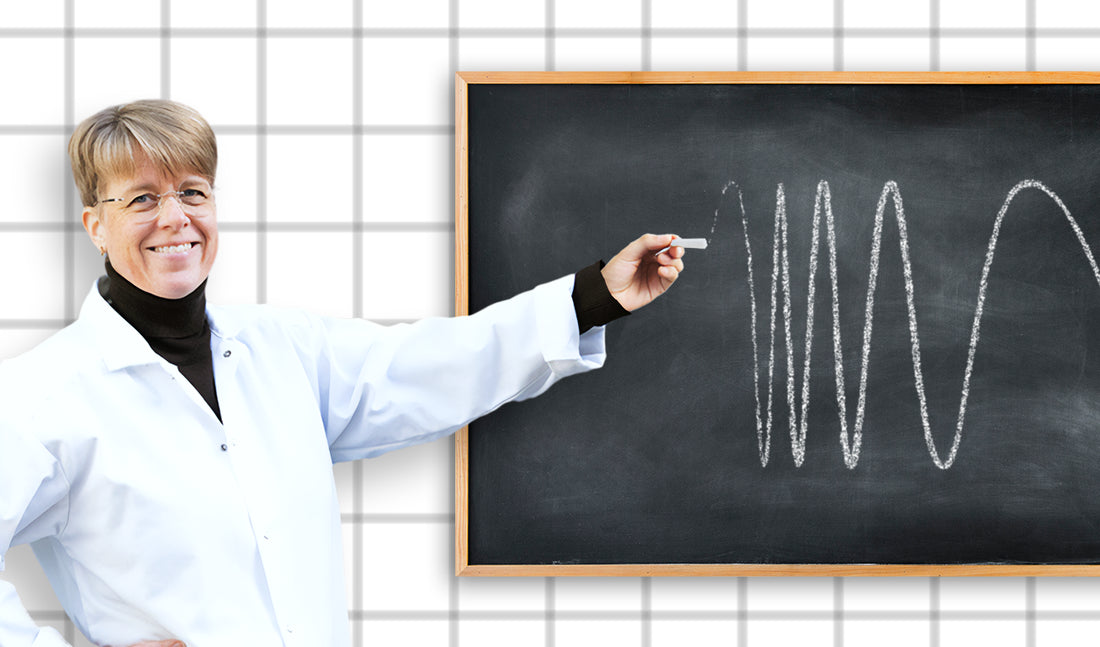 Doktor Elin Östman ritar blodsocker-kurvor på en griffeltavla