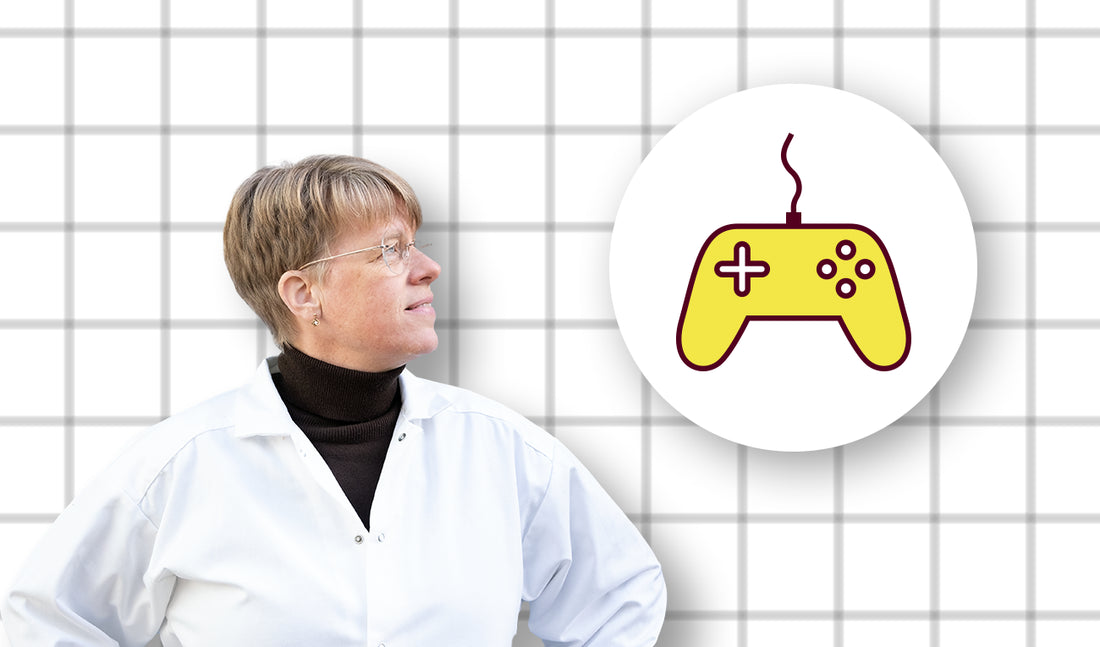 Doktor Elin Östman tittar upp mot en handkontroll och funderar över barns hälsa