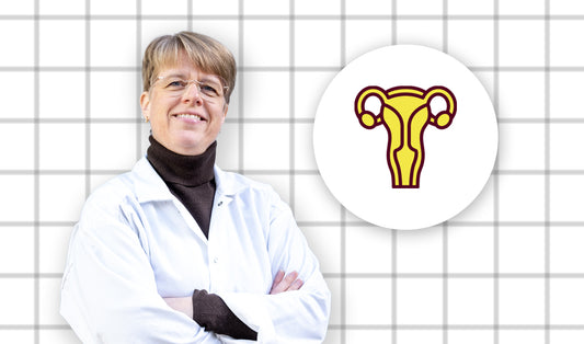 Doktor Elin står brevid en ikon föreställer äggstockar och som symboliserar PCOS