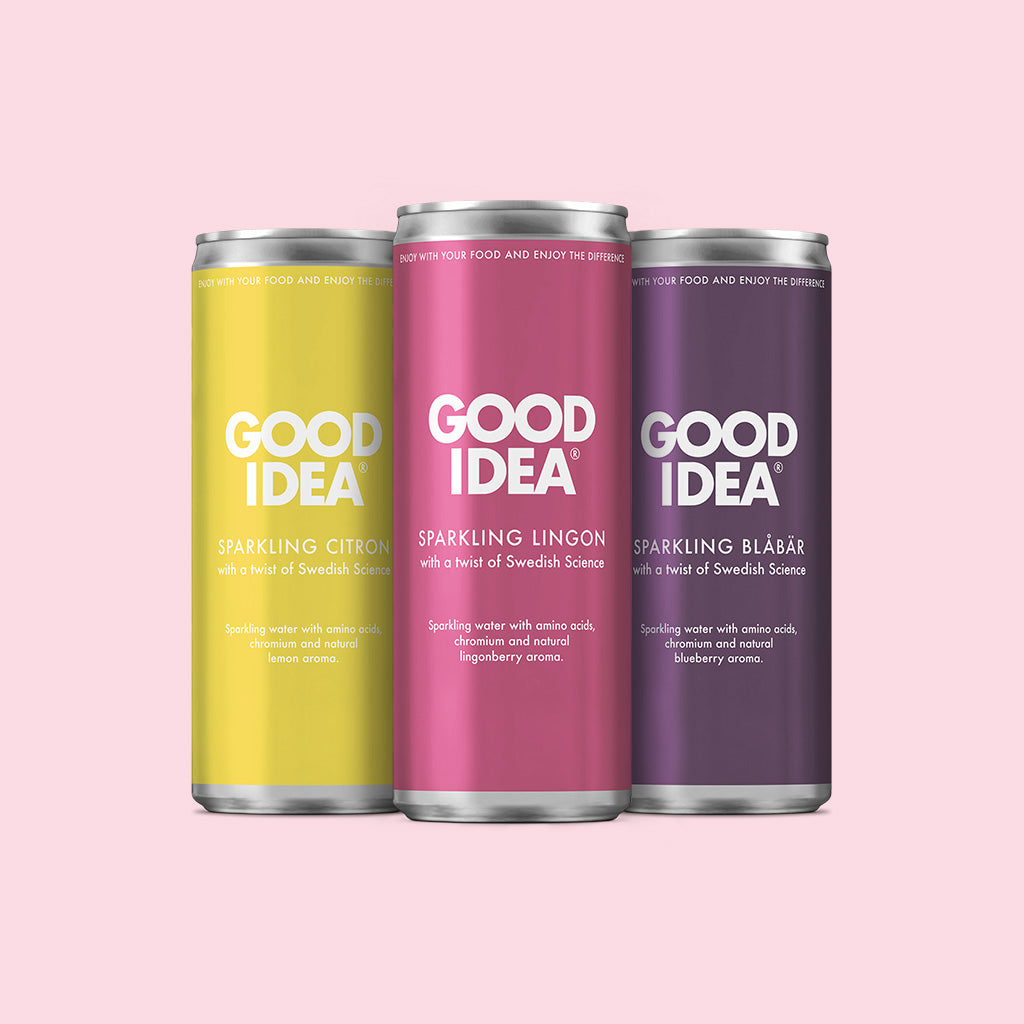 3 burkar av den blodsocker balanserande måltidsdrycken Good Idea i smakerna Good Idea Sparkling Citron, Good Idea Sparkling Lingon, Good Idea Sparkling Blåbär, mot en rosa bakgrund.