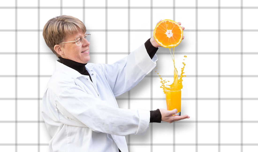 Dr. Elin pressar onyttig apelsinjuice i ett glas 