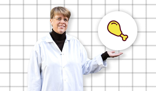 Dr. Elin Östman håller upp en ikon med en köttbit som symboliserar keto-diet