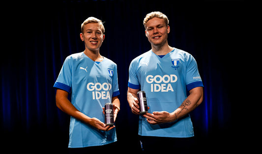 Sverigemästarna Hugo ”Bauza” Borstam och Zackarias ”Zackey” Johansson från MFF esport visar upp sina nya matchtröjor med Good Ideas logotyp