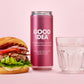 Till vänster en hamburgare, i mitten en burk av den blodsocker balanserande måltidsdrycken Good Idea Sparkling Lingon, till höger ett dricksglas med bubbelvatten, mot en rosa bakgrund.